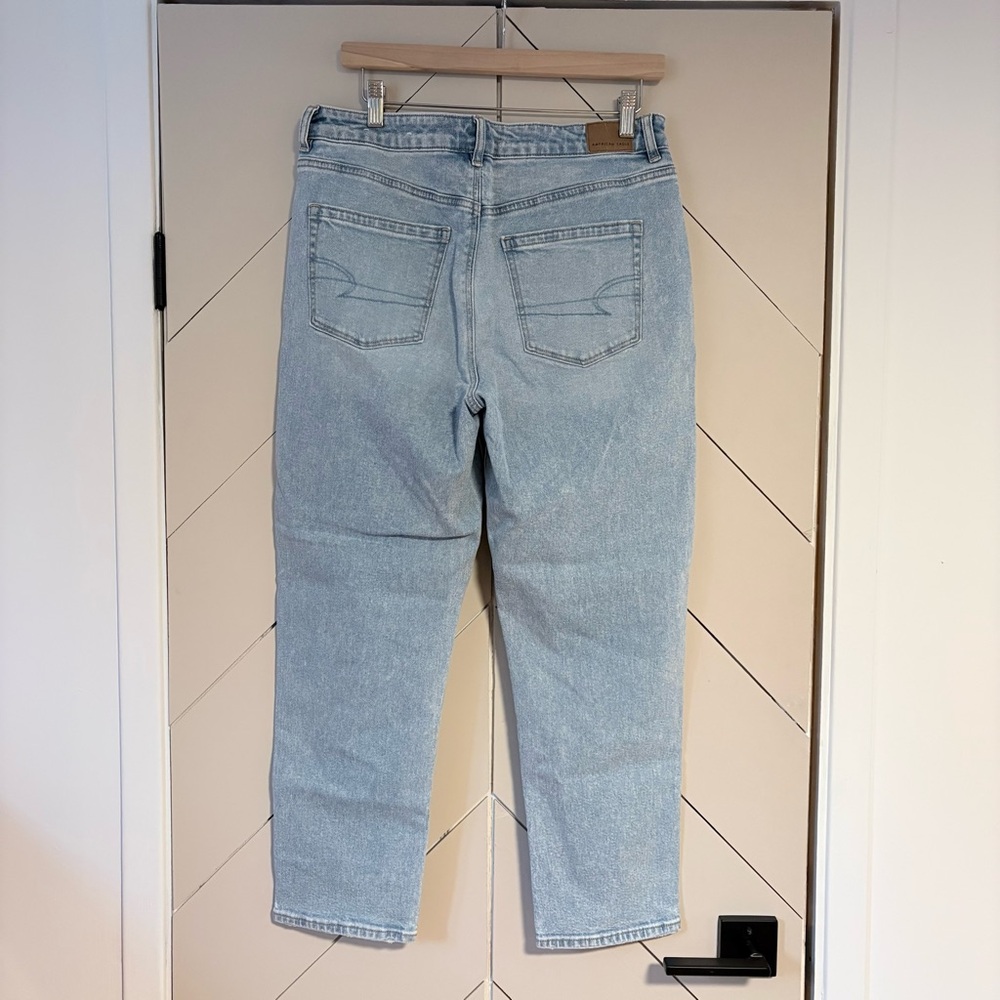 American Eagle High Rise Mom Jeans Light Wash Size 10 - Picture 3 of 8